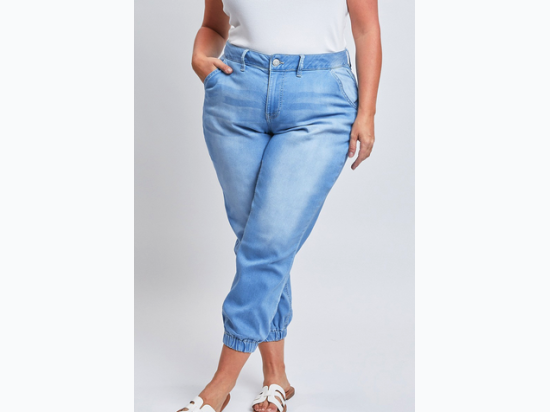 Missy Plus Elastic Waist Jogger Pants in Medium Light Wash